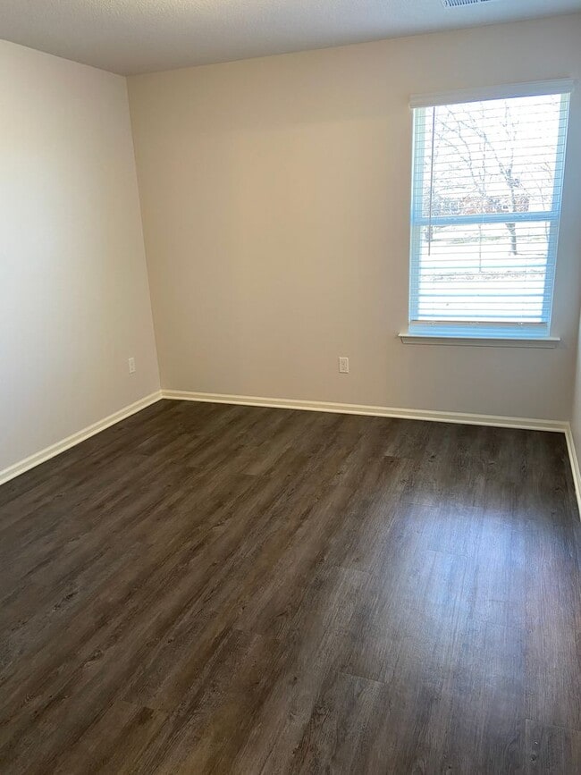 Building Photo - Now Preleasing! Comfortable Three Bedroom | Two and a Half Bath Home in Oak Woods