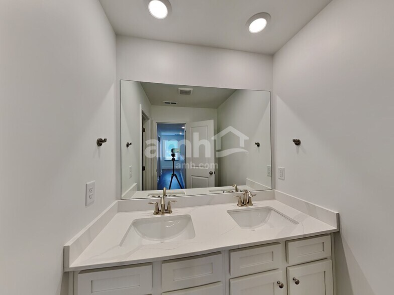 Building Photo - 1031 Highland Walk