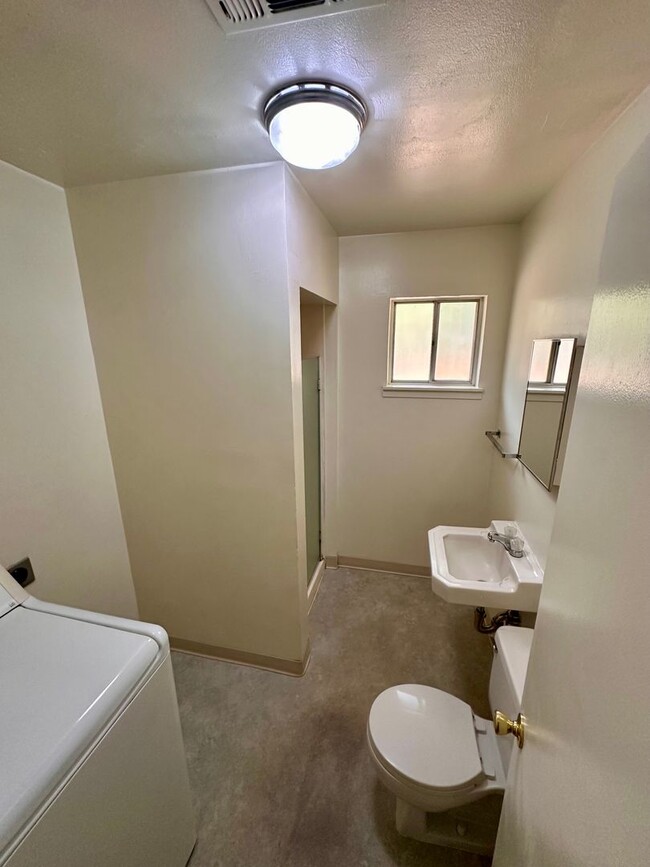 Building Photo - 3 BEDROOM 2 BATH HOME IN SOUTH REDDING