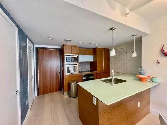 Building Photo - 5875 Collins Ave