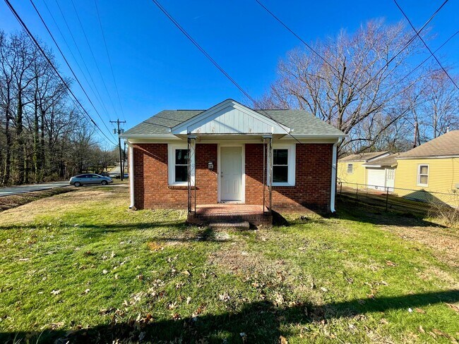 Building Photo - 3 Bedroom 1 Bathroom Home Located In Green...