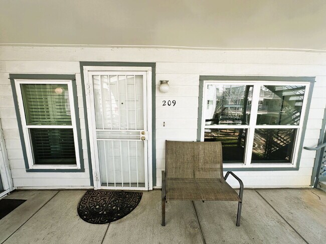 Building Photo - Updated 2 Bedroom, 2 Bath Condo (Available Immediately)