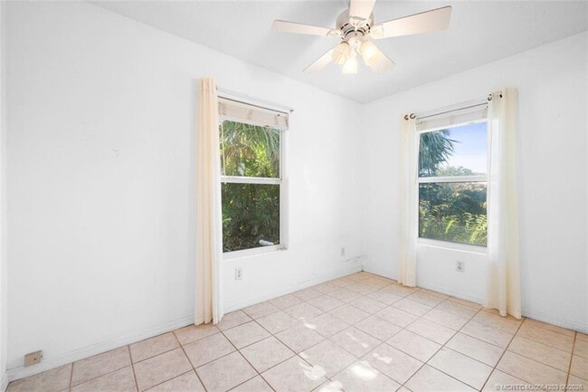 Building Photo - 3074 NE Loquat Ln