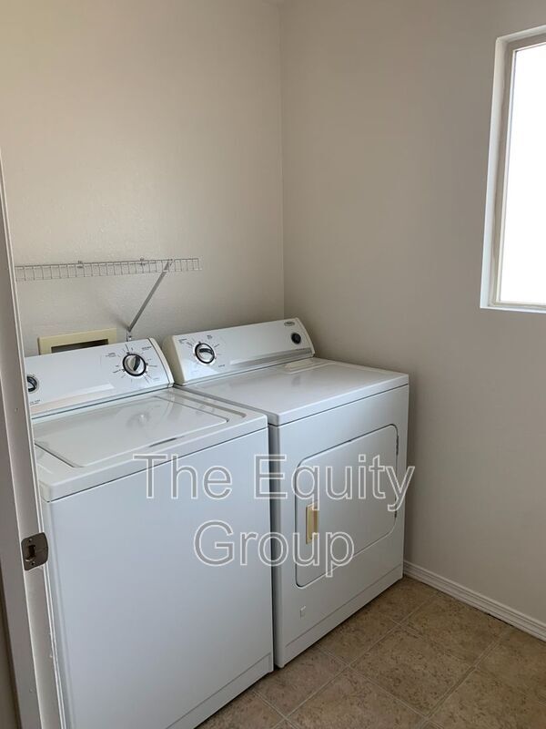 Building Photo - 4233 W Walnut Ave