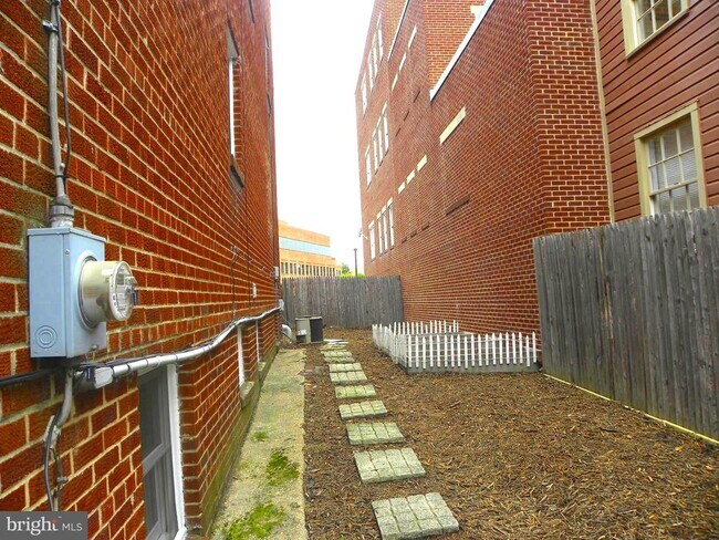 Building Photo - 123 S West St