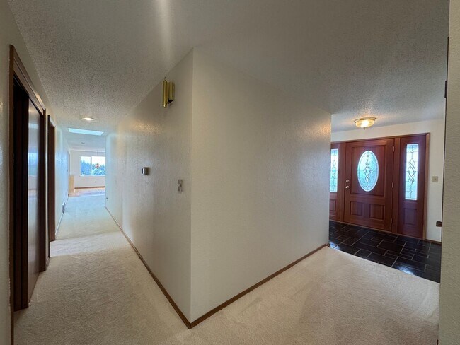 Building Photo - Stunning Three Bedroom With Amazing Views!