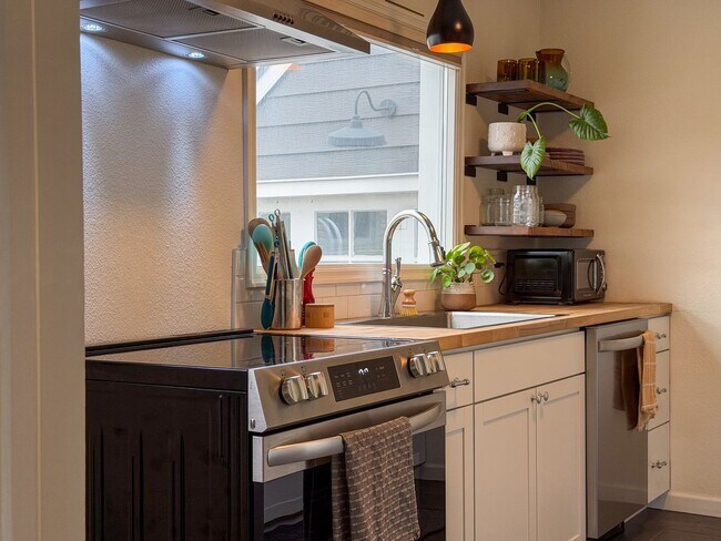 Building Photo - Spacious 2-Bedroom, 3-Bath Home in Spokane with Modern Comforts