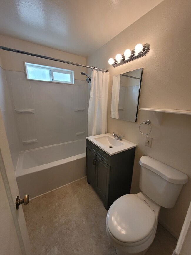 Building Photo - Charming 3BD/1BA located within walking distance to Friendly/College Hill neighborhood Market of ...