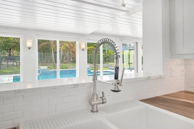 Building Photo - 812 East Blvd