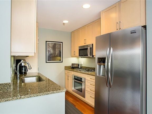 Building Photo - "Chic 1-Bedroom Urban Retreat with Granite...