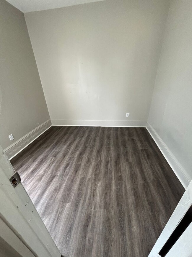 Building Photo - 514 S 5th St