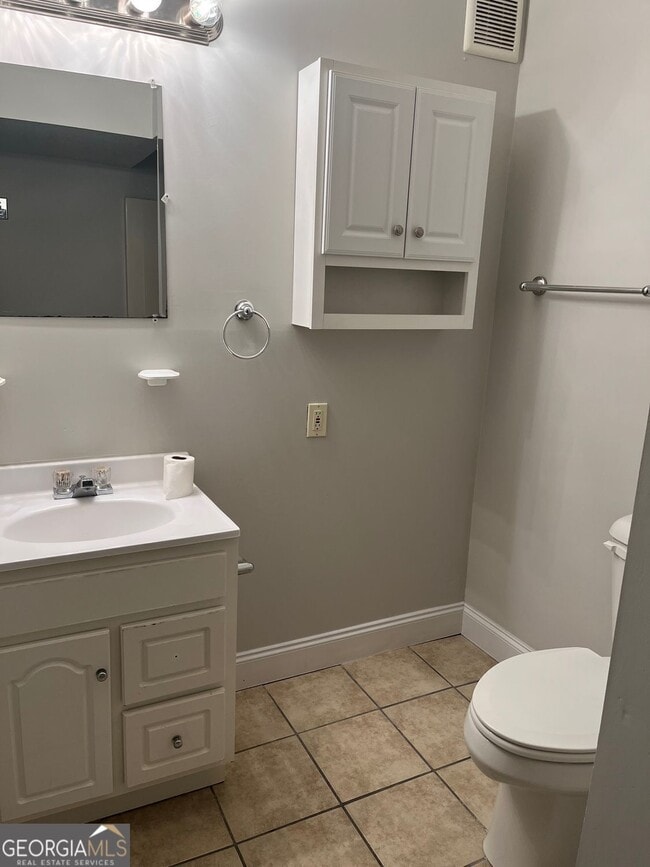 Building Photo - 1560 Pin Oak Ln SE