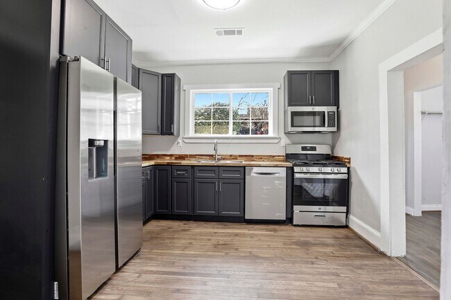 Building Photo - Updated 3BR Home with Large Yard Near Grant Park and Summerhill