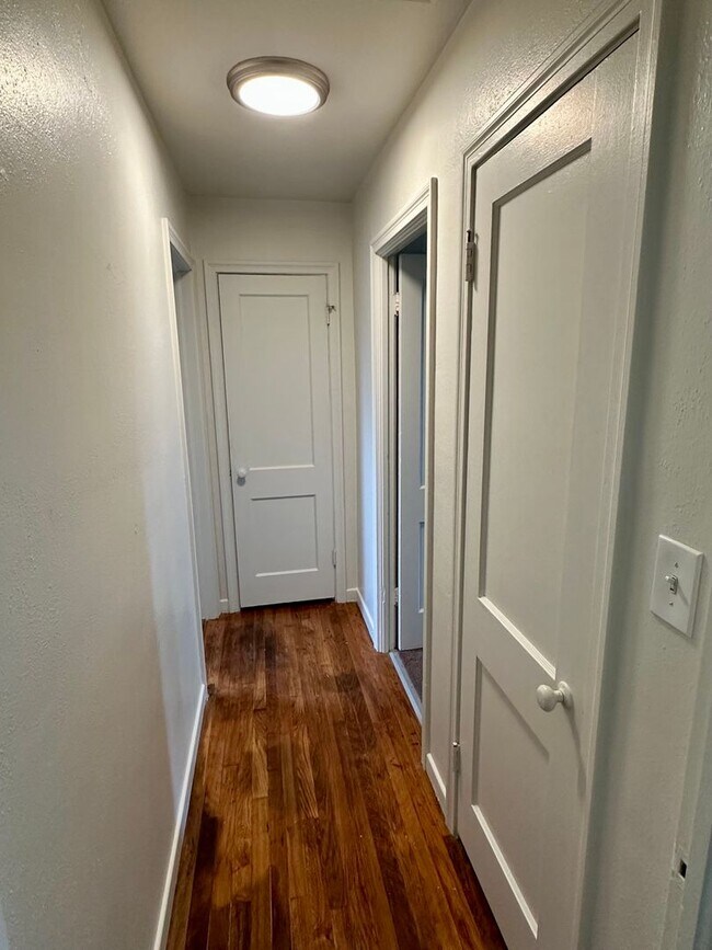 Building Photo - 1/2 Off 2nd Month's Rent