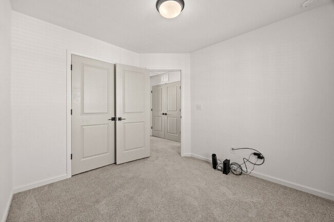 Building Photo - Your Perfect Charlotte Townhome Awaits — Bright, Modern, and Move-In Ready!