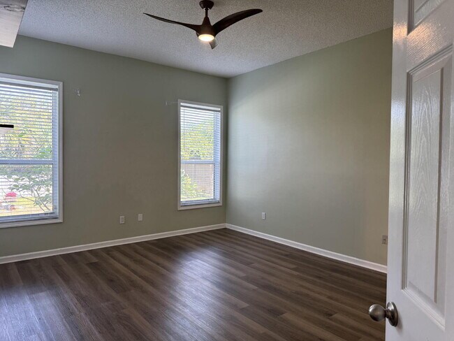 Building Photo - 7 Deerwood St