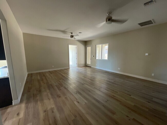 Building Photo - Gorgeous Ravines Home