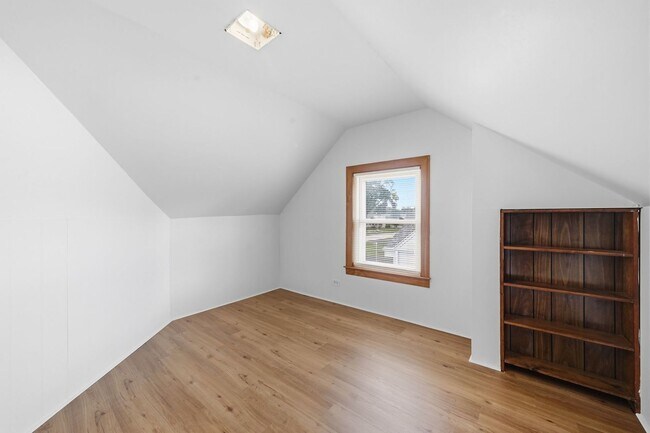 Building Photo - 829 N Roy Ave