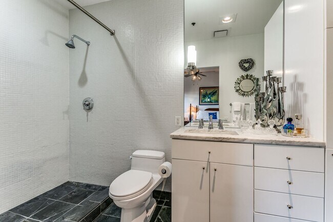 Building Photo - FANTASTIC 2-BEDROOM KING WILLIAM CONDOMINIUM
