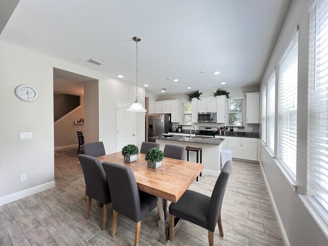 Building Photo - Perfect Home waiting for you! FULLY FURNIS...