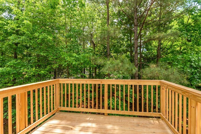 Building Photo - End-unit 2 Bedroom Townhome