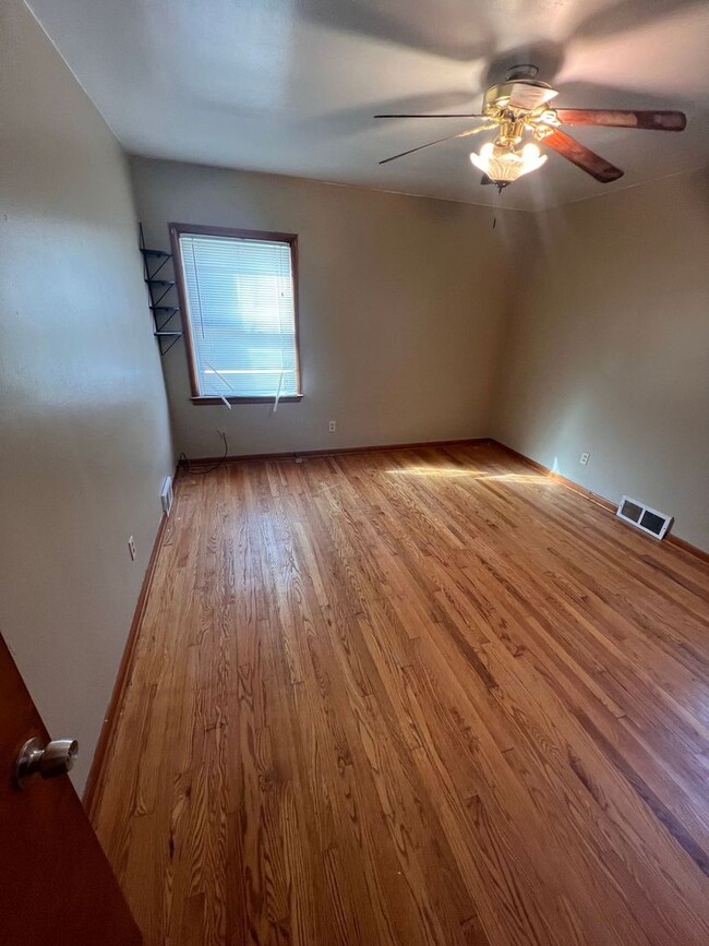 Building Photo - Section 8 Accepted: Affordable 3 Bed, 1 Ba...