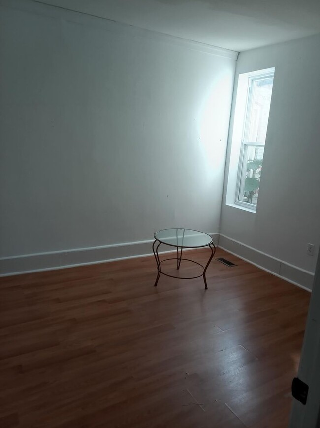 Building Photo - Large lovely 3BR, 1.5 bathroom home