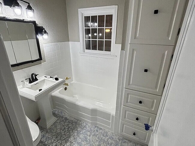 Building Photo - Crown Heights Home For Rent