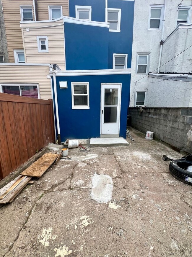 Building Photo - Stunning 4-Bedroom Townhome in the Heart of Fishtown! Available NOW!