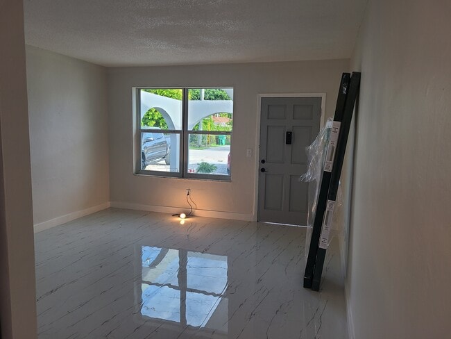 Building Photo - 8925 SW 40th Terrace