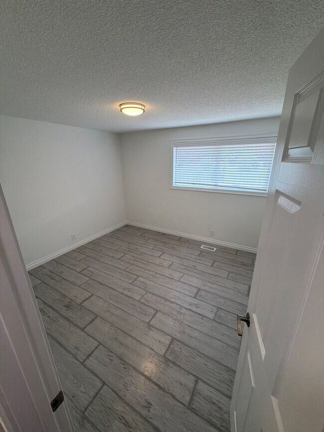 Building Photo - 1085 Saville Ave