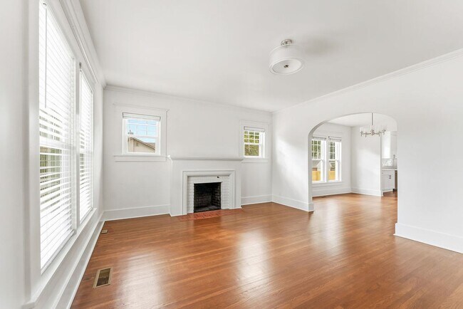 Building Photo - 601 E Delmar St