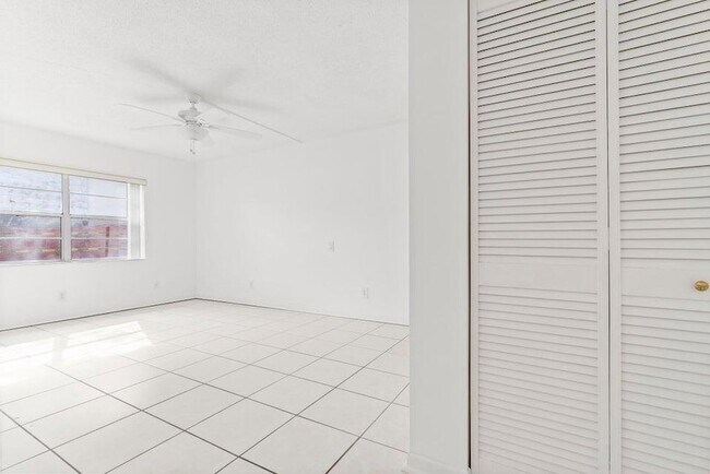 Building Photo - 345 W Laurel Dr