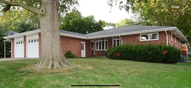 Building Photo - 211 Lakewood Dr