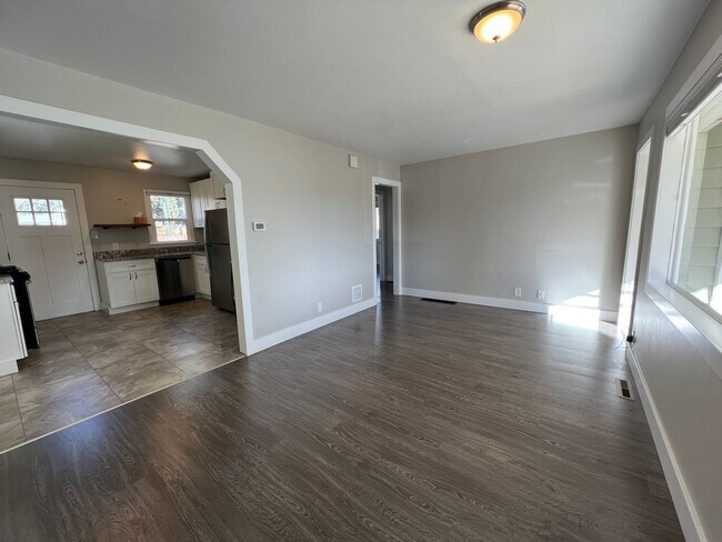 Building Photo - 3 bed 2 bath Harvey Park, Corner Lot