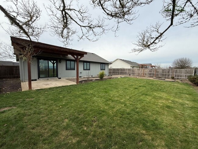 Building Photo - 3-bedroom, 2-bathroom home located in the heart of Harrisburg