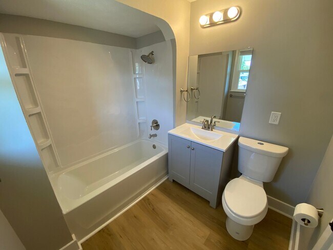 Building Photo - Fully Remodeled 3Bedroom House!