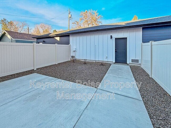 Building Photo - 622 E Krall St