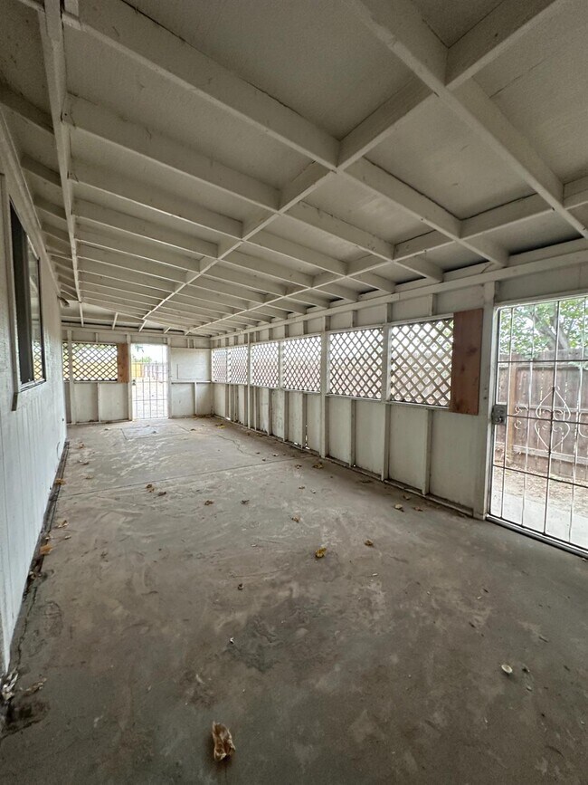 Building Photo - 707 N Villa Ave