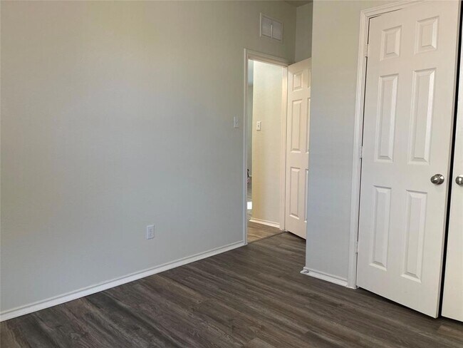 Building Photo - 595 Eves Necklace Dr.