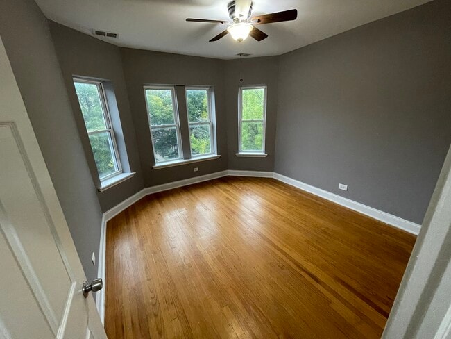 Building Photo - 6442 N Hamilton Ave