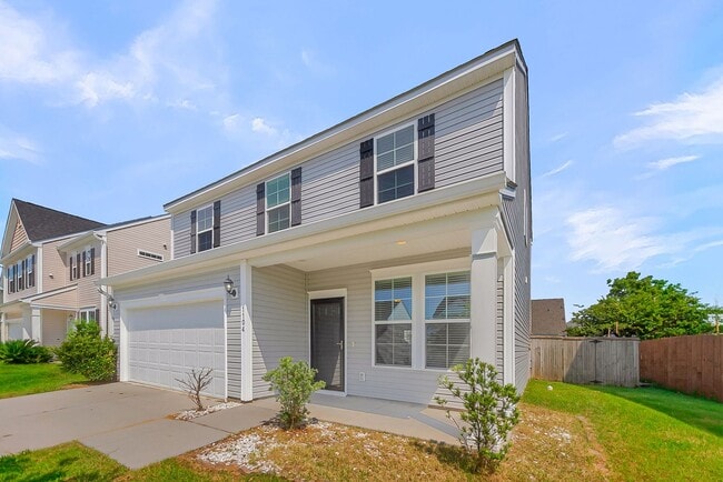 Building Photo - Convenient Location with Modern Amenities
