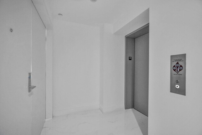 Building Photo - 700 NE Miami Pl