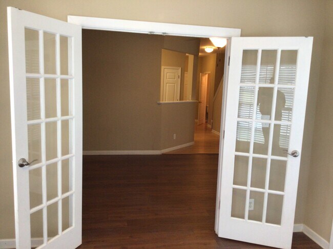 Building Photo - 555 Rockbridge Dr