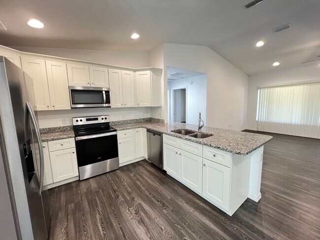 Building Photo - Beautiful 3 Bedroom, 2 Bathroom Home in Oc...