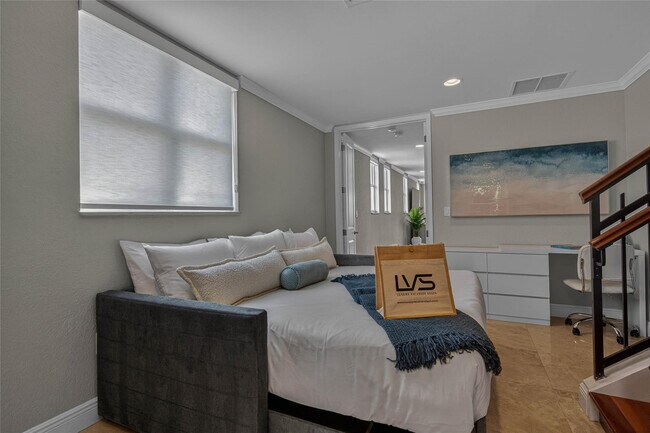 Building Photo - 1215 NE 1st St