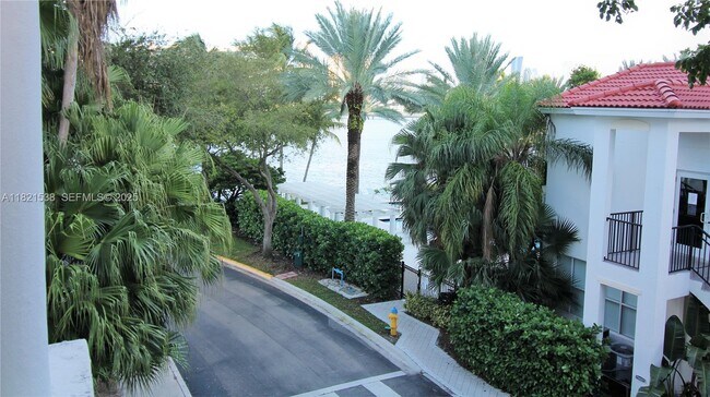 Building Photo - 3255 NE 184th St