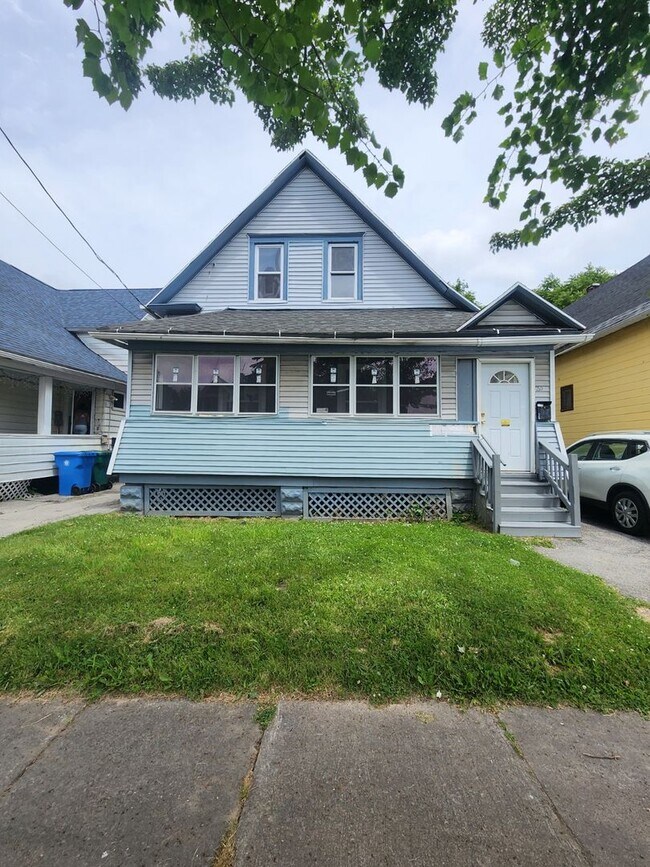 Primary Photo - FIVE Bedroom Single Family Home!