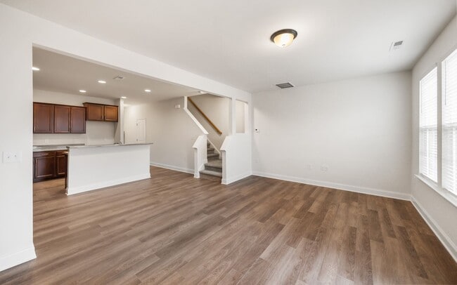 Building Photo - Beautiful 3 bedroom, 2.5 bath townhome in Shephard's Square!