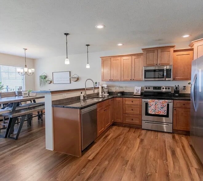 Building Photo - 8767 Ridge Hollow Dr
